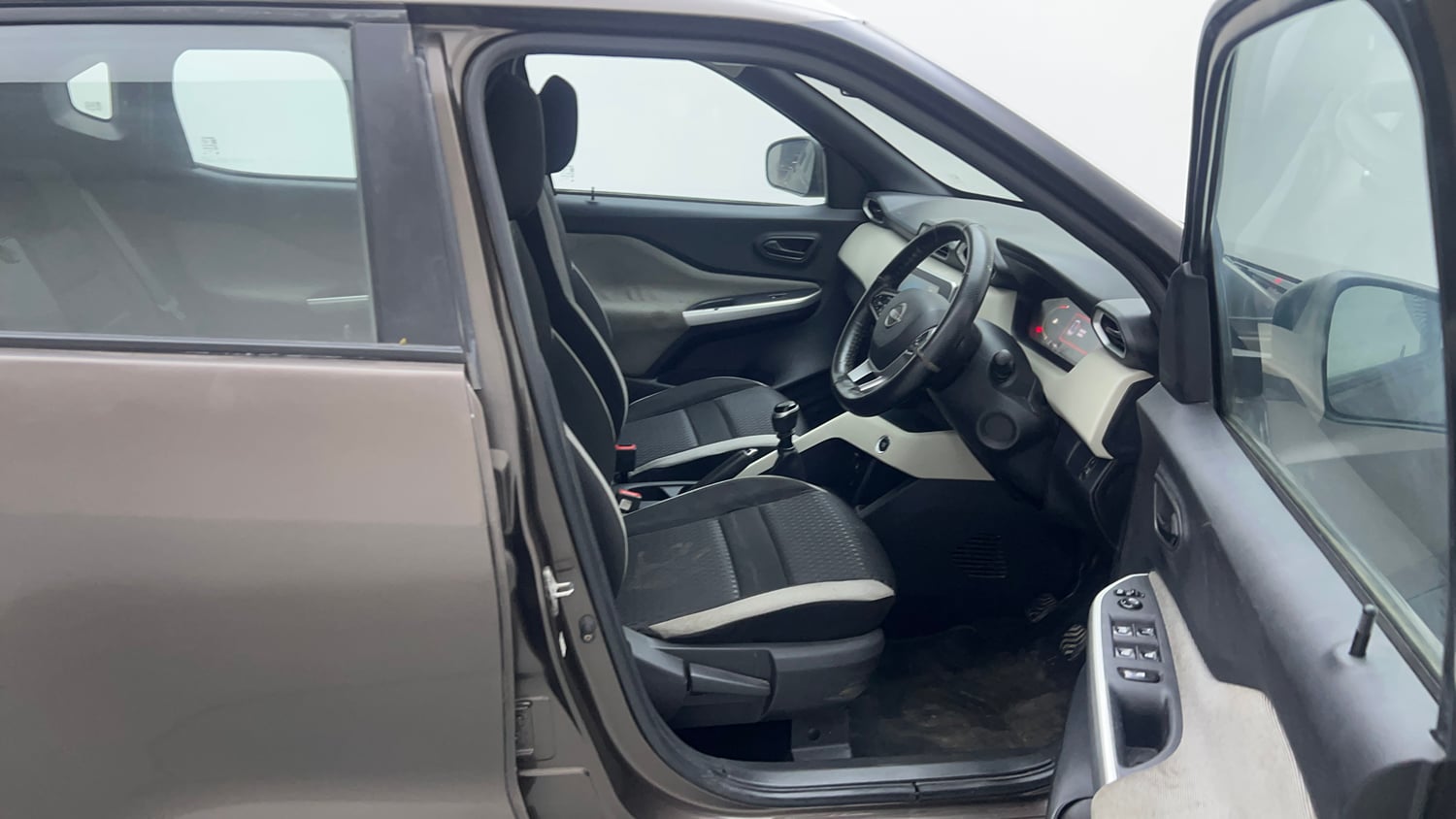 Used 2022 Nissan Magnite XV Petrol Manual interior RIGHT SIDE FRONT DOOR CABIN VIEW
