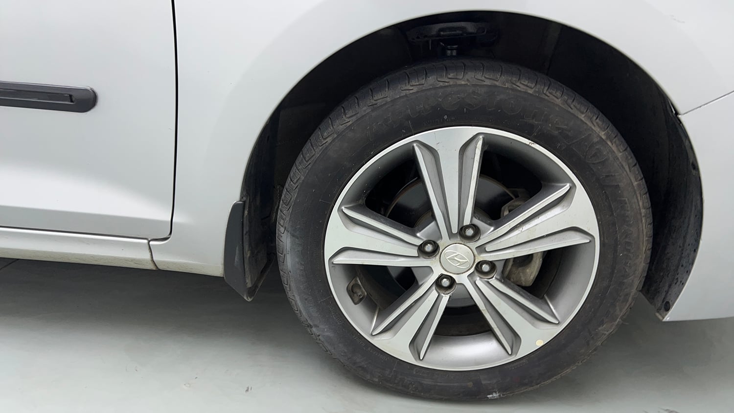 Used 2018 Hyundai Verna SX 1.6 VTVT Petrol Manual tyres RIGHT FRONT TYRE RIM VIEW