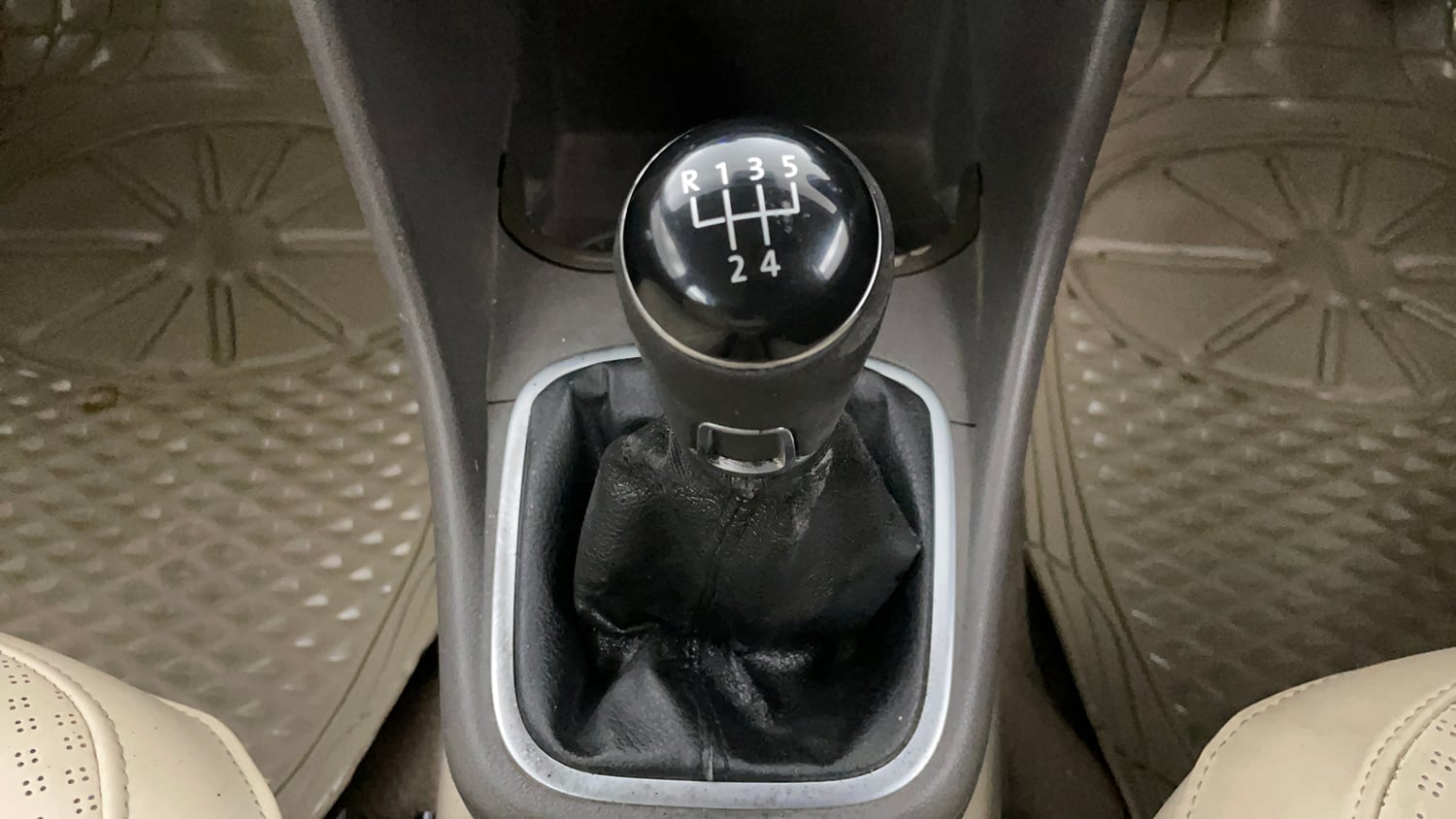 Used 2015 Volkswagen Vento Highline Diesel Diesel Manual interior GEAR  KNOB VIEW