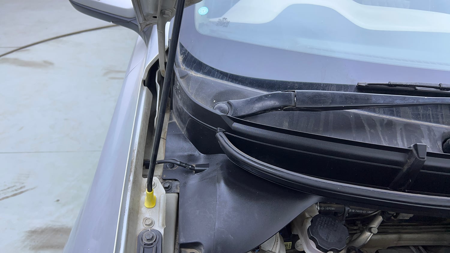 Used 2018 Hyundai Elite i20 Asta 1.2 Petrol Manual engine ENGINE RIGHT SIDE HINGE & APRON VIEW