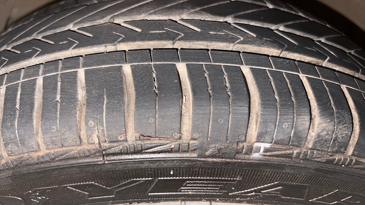 Used 2013 Hyundai Grand i10 Sportz 1.2 Kappa VTVT Petrol Manual tyres LEFT FRONT TYRE TREAD VIEW