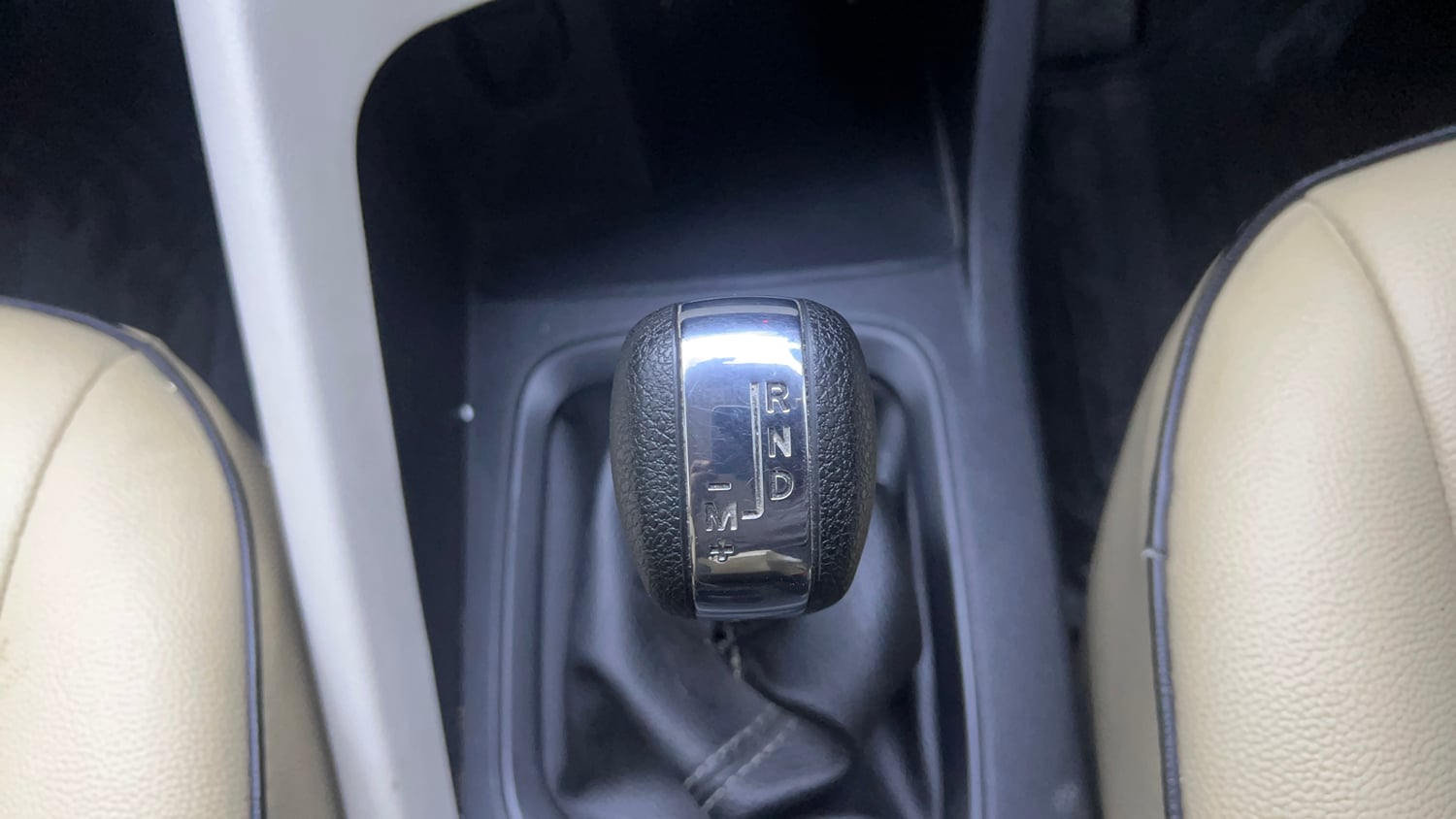 Used 2024 Nissan Magnite XE AMT Petrol Automatic interior GEAR  KNOB VIEW