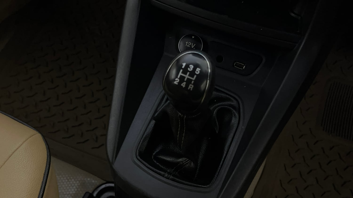 Used 2019 Ford Figo Aspire Titanium 1.2 Ti-VCT Petrol Manual interior GEAR  KNOB VIEW