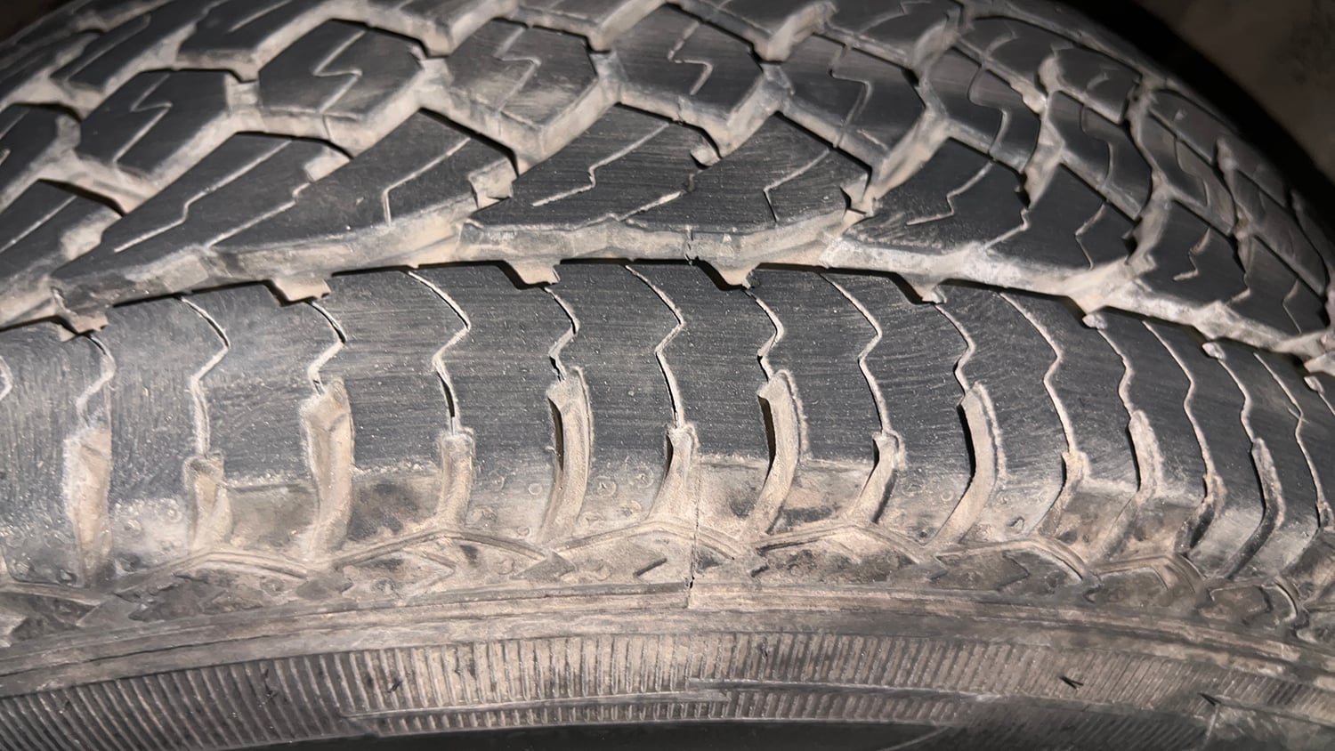 Used 2017 Renault Duster RXS CVT Petrol Automatic tyres RIGHT FRONT TYRE TREAD VIEW