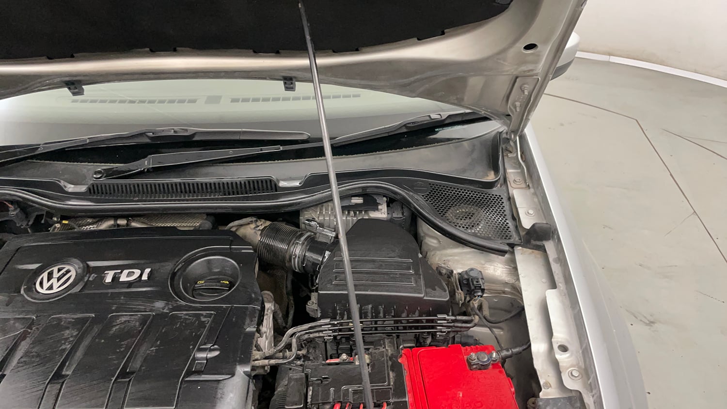 Used 2015 Volkswagen Vento Highline Diesel Diesel Manual engine ENGINE LEFT SIDE HINGE & APRON VIEW