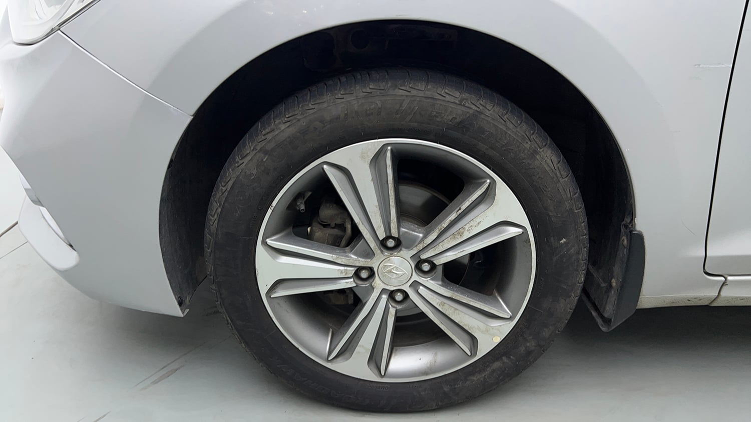 Used 2018 Hyundai Verna SX 1.6 VTVT Petrol Manual tyres LEFT FRONT TYRE RIM VIEW