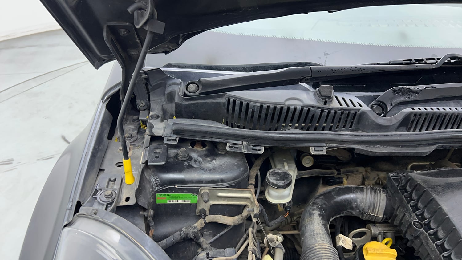 Used 2019 Tata Nexon XM Petrol Manual engine ENGINE RIGHT SIDE HINGE & APRON VIEW