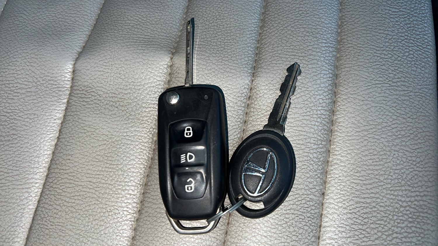 Used 2016 Tata Tiago Revotron XM Petrol Manual extra CAR KEY VIEW