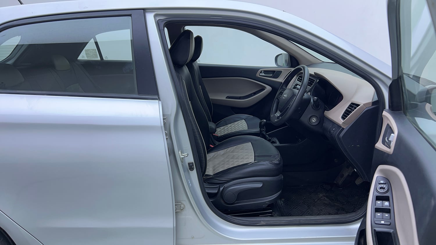 Used 2018 Hyundai Elite i20 Asta 1.2 Petrol Manual interior RIGHT SIDE FRONT DOOR CABIN VIEW