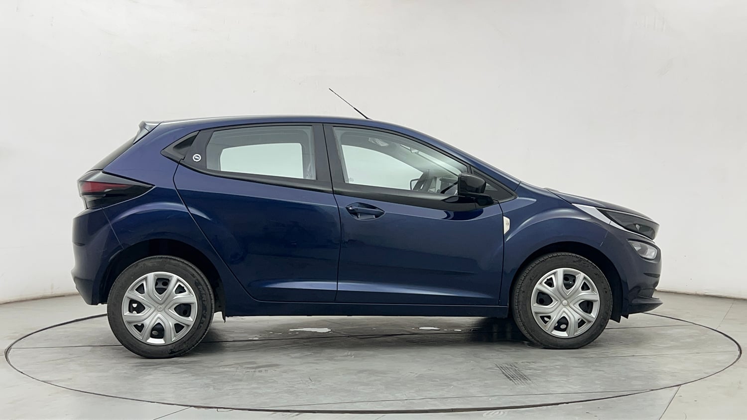 Used 2024 Tata Altroz XTA Petrol Petrol Automatic exterior RIGHT SIDE VIEW