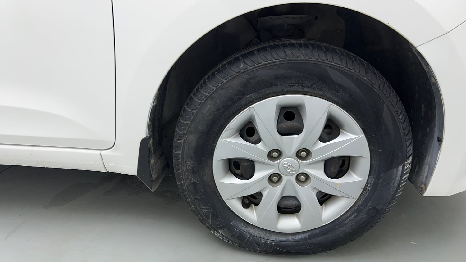 Used 2014 Hyundai Elite i20 Era 1.2 Petrol Manual tyres RIGHT FRONT TYRE RIM VIEW