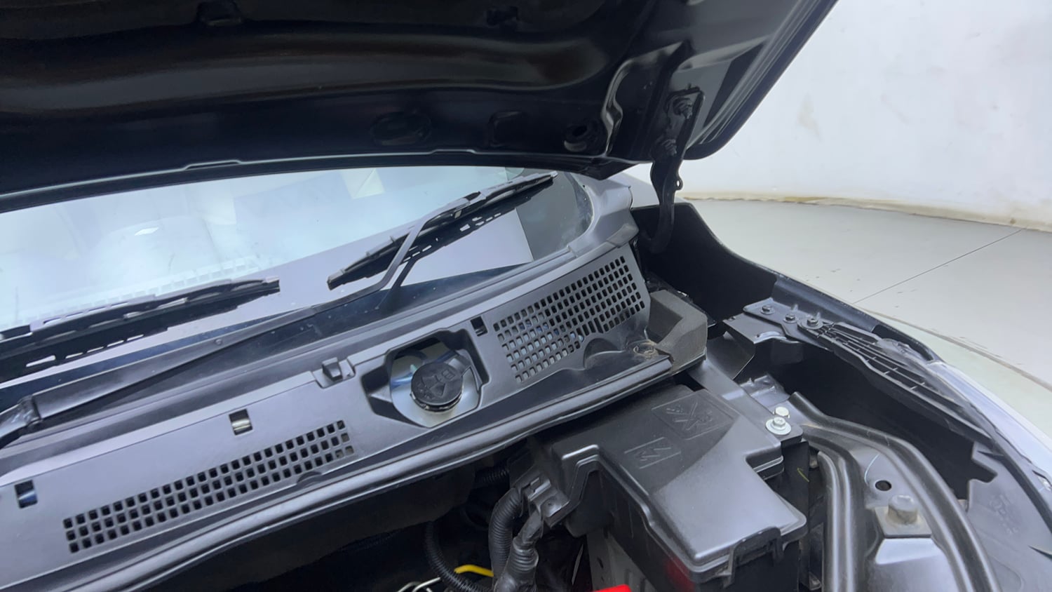 Used 2024 Nissan Magnite XE AMT Petrol Automatic engine ENGINE LEFT SIDE HINGE & APRON VIEW