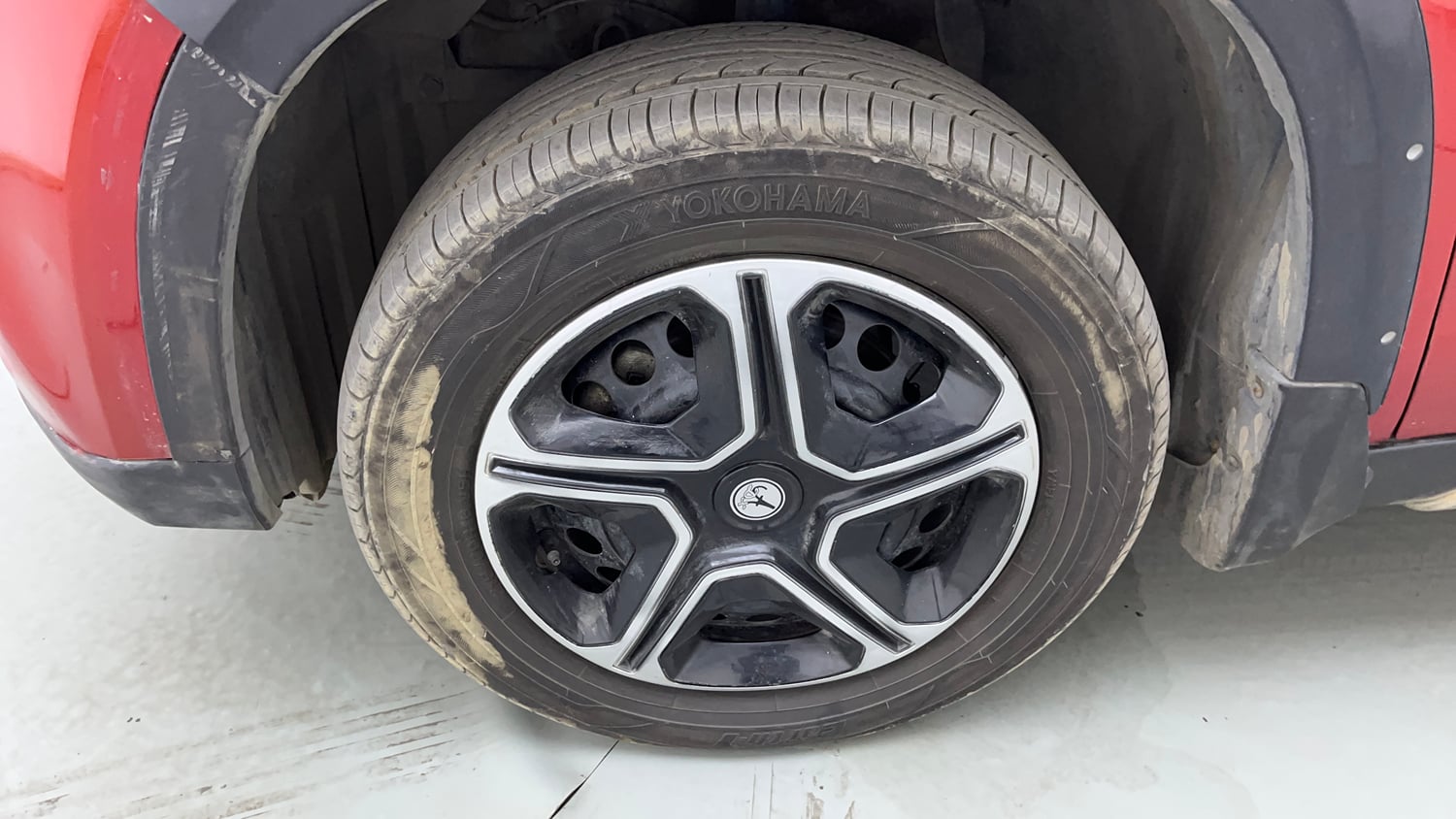 Used 2019 maruti-suzuki Vitara Brezza VDi AGS Diesel Automatic tyres LEFT FRONT TYRE RIM VIEW