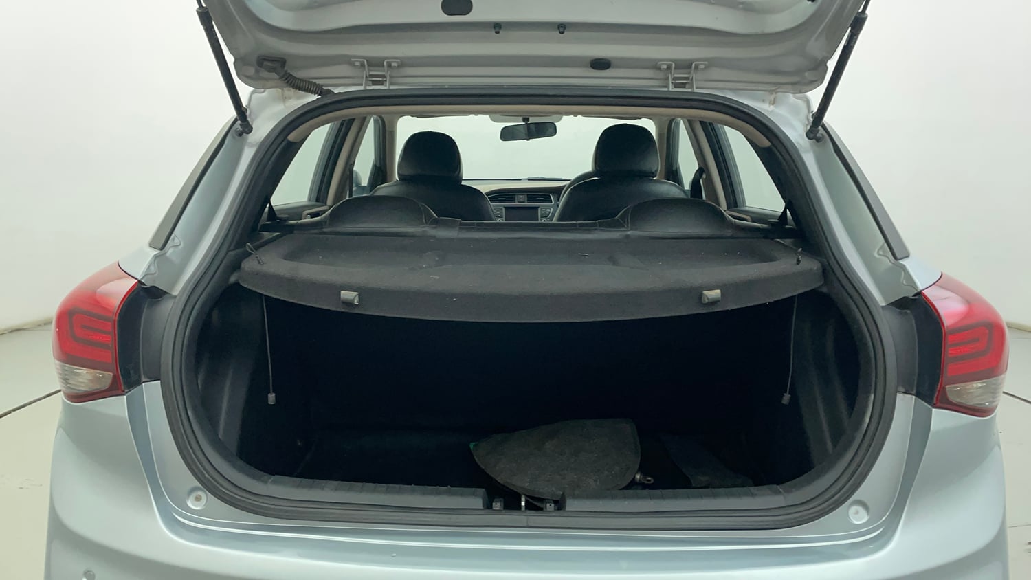 Used 2020 Hyundai Elite i20 Sportz Plus 1.2 Petrol Manual interior DICKY INSIDE VIEW