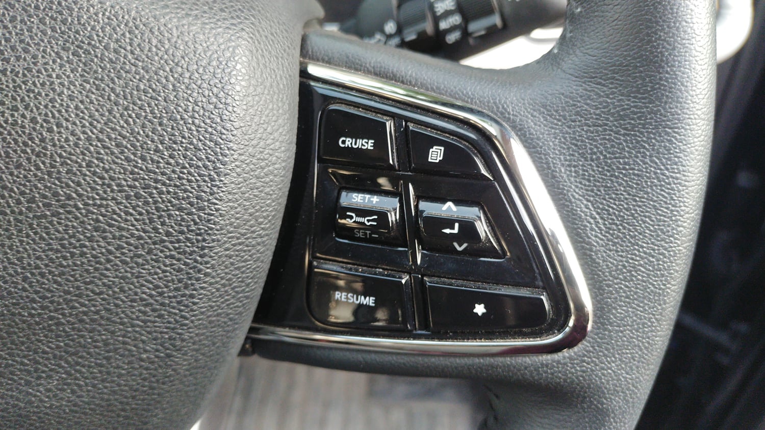 Used 2025 Mahindra XUV700 AX7 Luxury Pack Petrol AT 7 STR Petrol Automatic top_features Cruise control