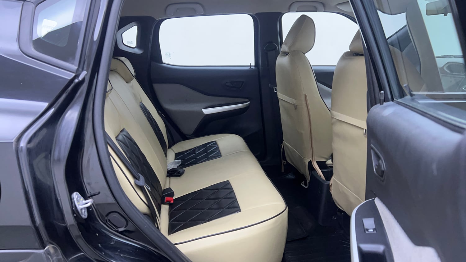 Used 2024 Nissan Magnite XE AMT Petrol Automatic interior RIGHT SIDE REAR DOOR CABIN VIEW