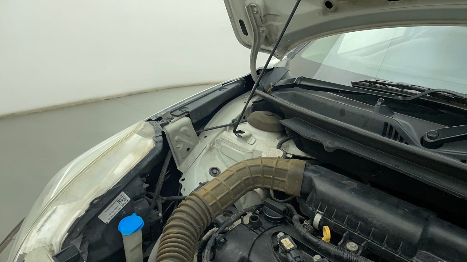 Used 2017 Maruti Suzuki Baleno Delta 1.2 Petrol Manual engine ENGINE RIGHT SIDE HINGE & APRON VIEW