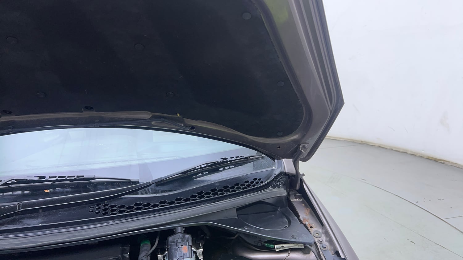 Used 2016 Tata Tiago Revotron XM Petrol Manual engine ENGINE LEFT SIDE HINGE & APRON VIEW