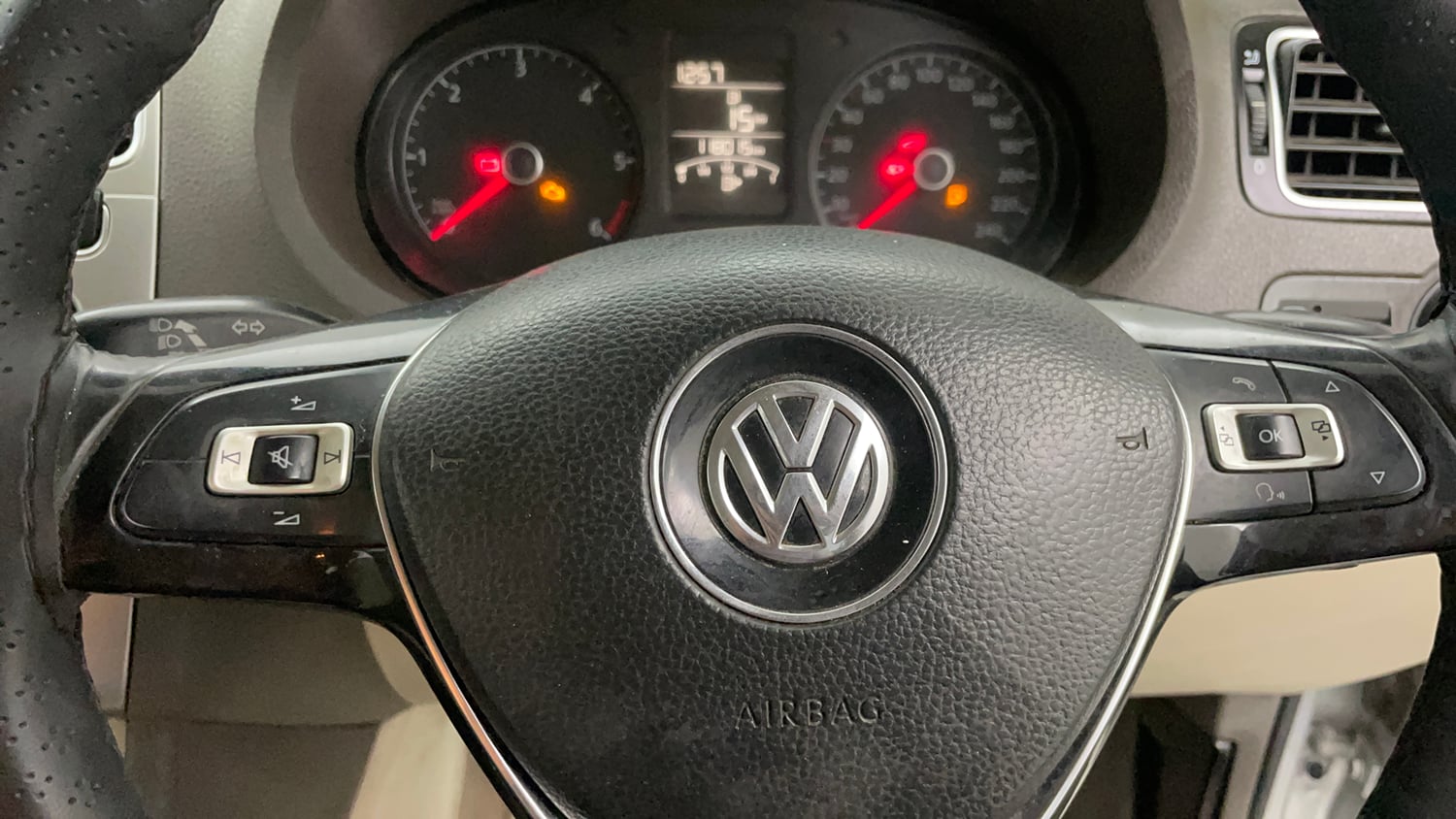 Used 2015 Volkswagen Vento Highline Diesel Diesel Manual top_features Steering mounted controls