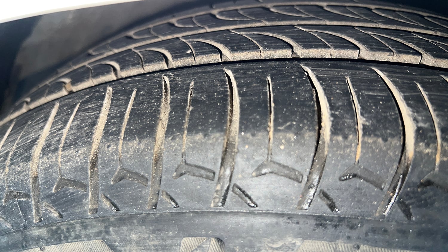 Used 2021 Hyundai Aura SX Plus 1.2 AMT Petrol Petrol Automatic tyres RIGHT FRONT TYRE TREAD VIEW