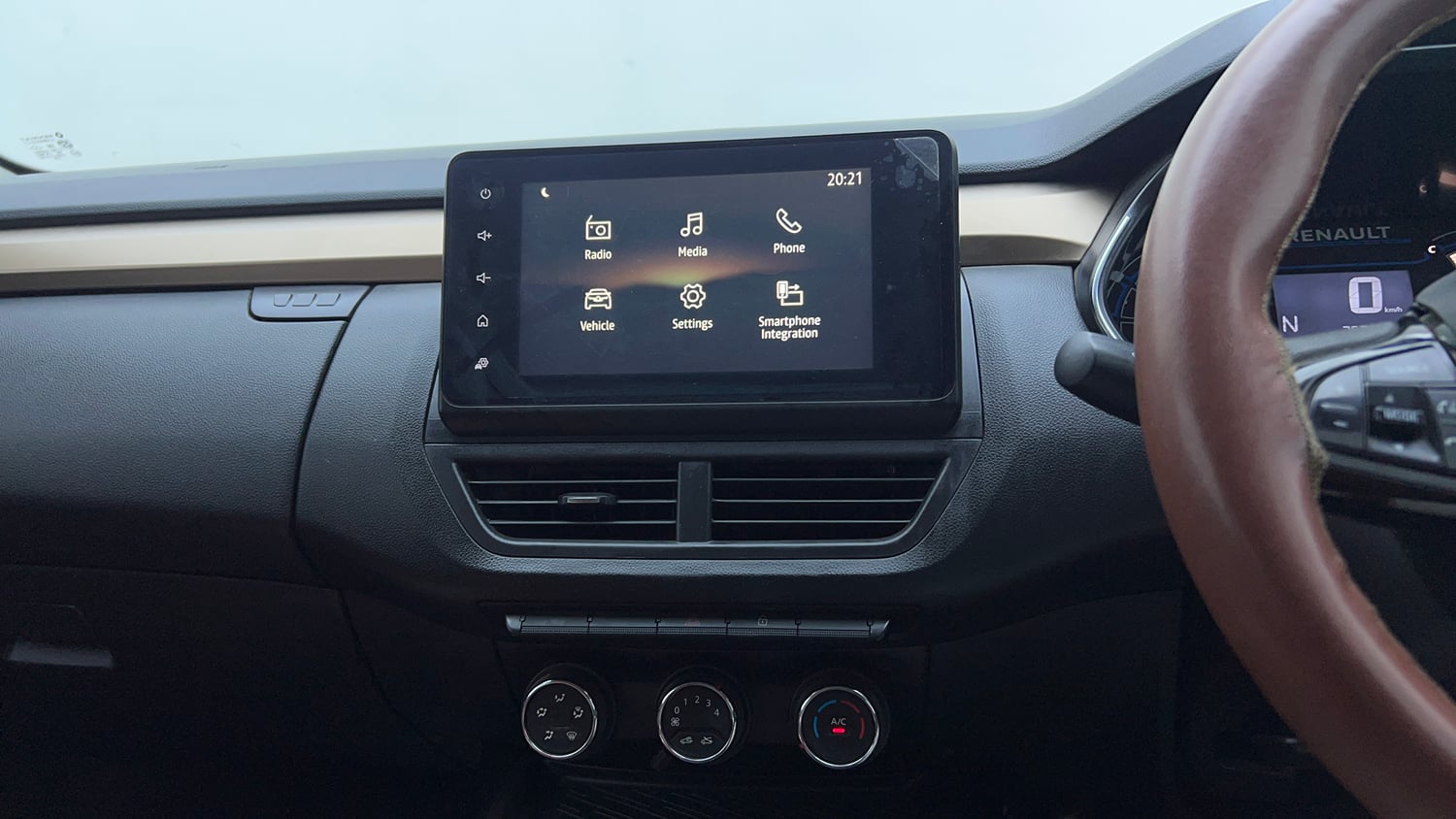 Used 2022 Renault Kiger RXT (O) AMT Petrol Automatic top_features Integrated (in-dash) music system