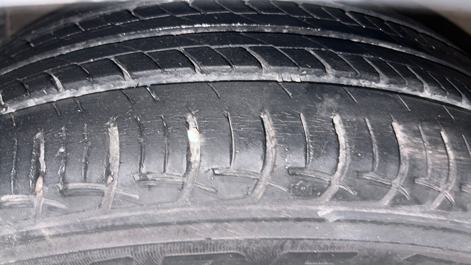 Used 2017 Maruti Suzuki Ertiga VXI Petrol Manual tyres LEFT FRONT TYRE TREAD VIEW