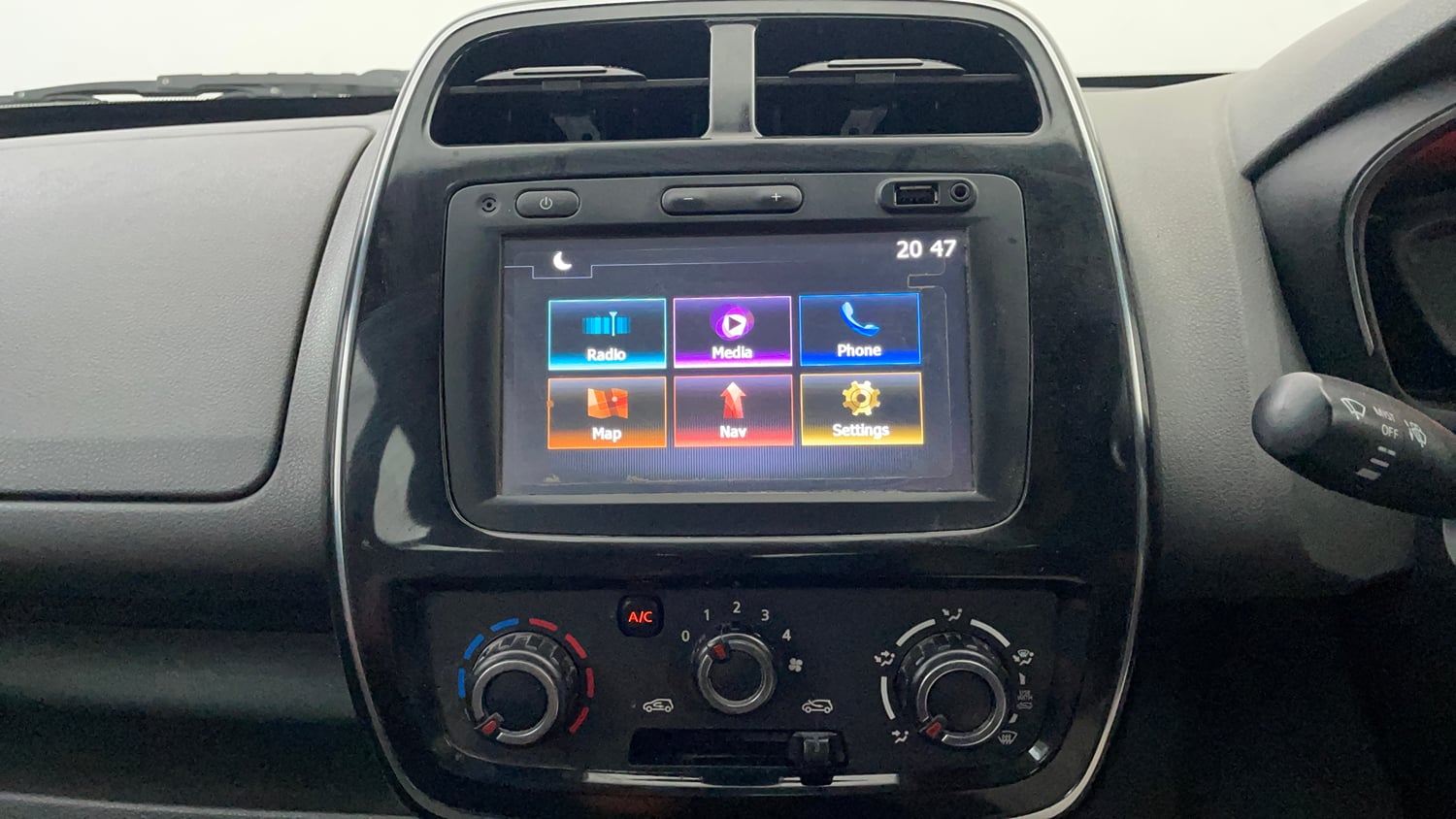 Used 2018 Renault Kwid RXT Petrol Manual interior MUSIC SYSTEM & AC CONTROL VIEW