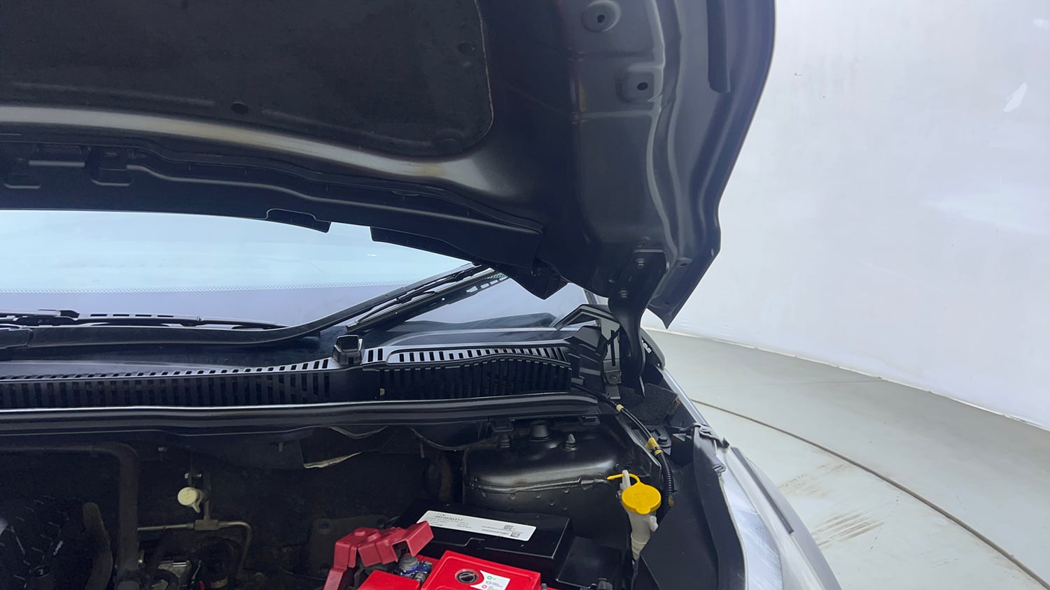 Used 2020 Tata Nexon XZ Plus (O) Petrol Manual engine ENGINE LEFT SIDE HINGE & APRON VIEW