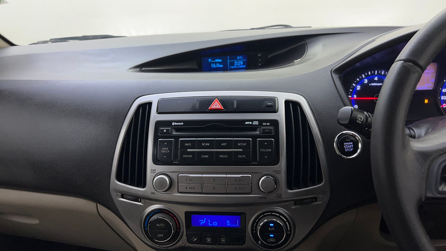 Used 2013 Hyundai i20 Asta 1.2 Petrol Manual top_features Integrated (in-dash) music system