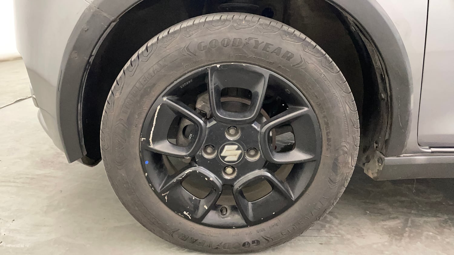 Used 2019 Maruti Suzuki Ignis Zeta 1.2 AMT Petrol Automatic tyres LEFT FRONT TYRE RIM VIEW