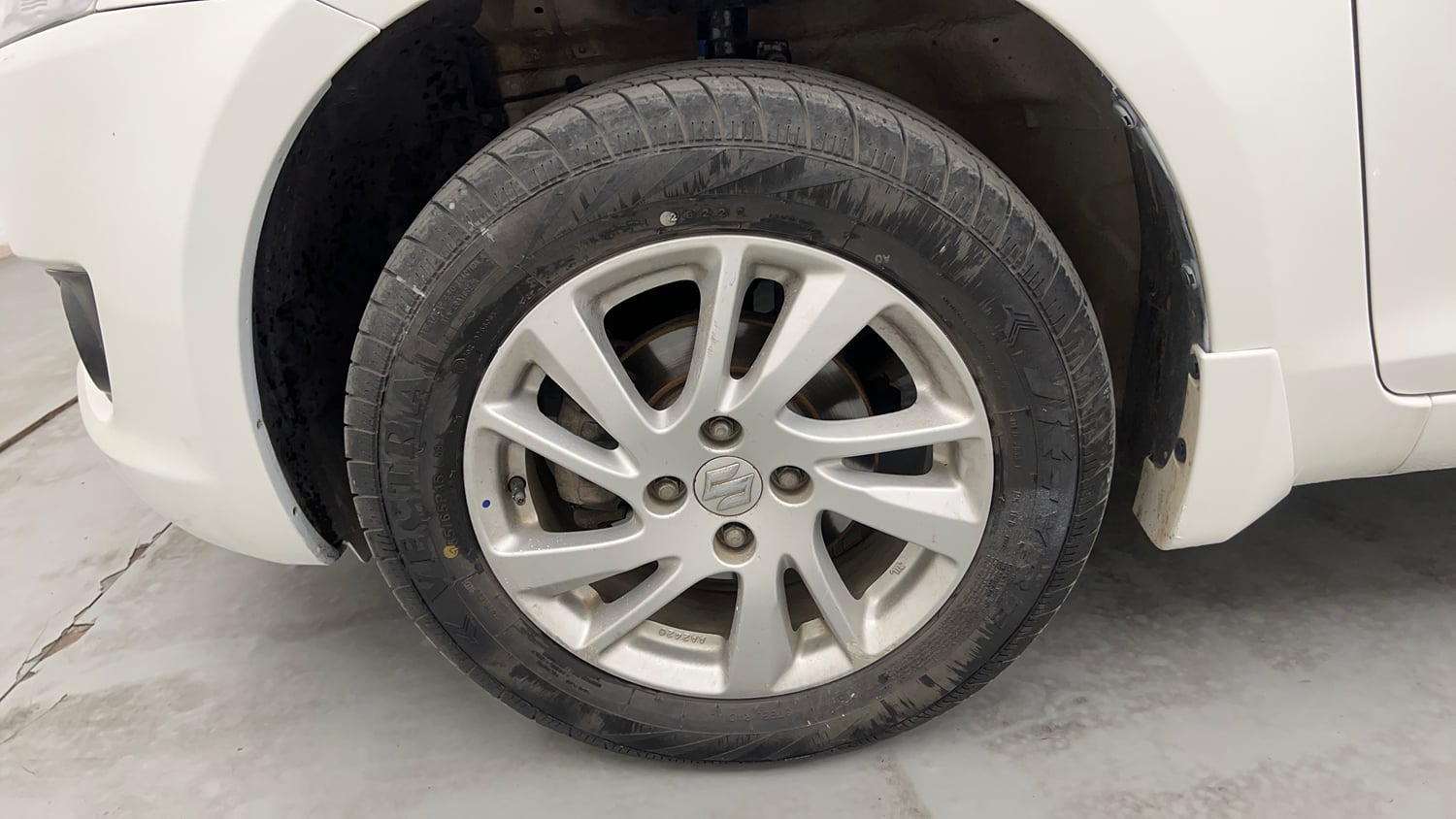 Used 2014 Maruti Suzuki Swift ZXi Petrol Manual tyres LEFT FRONT TYRE RIM VIEW