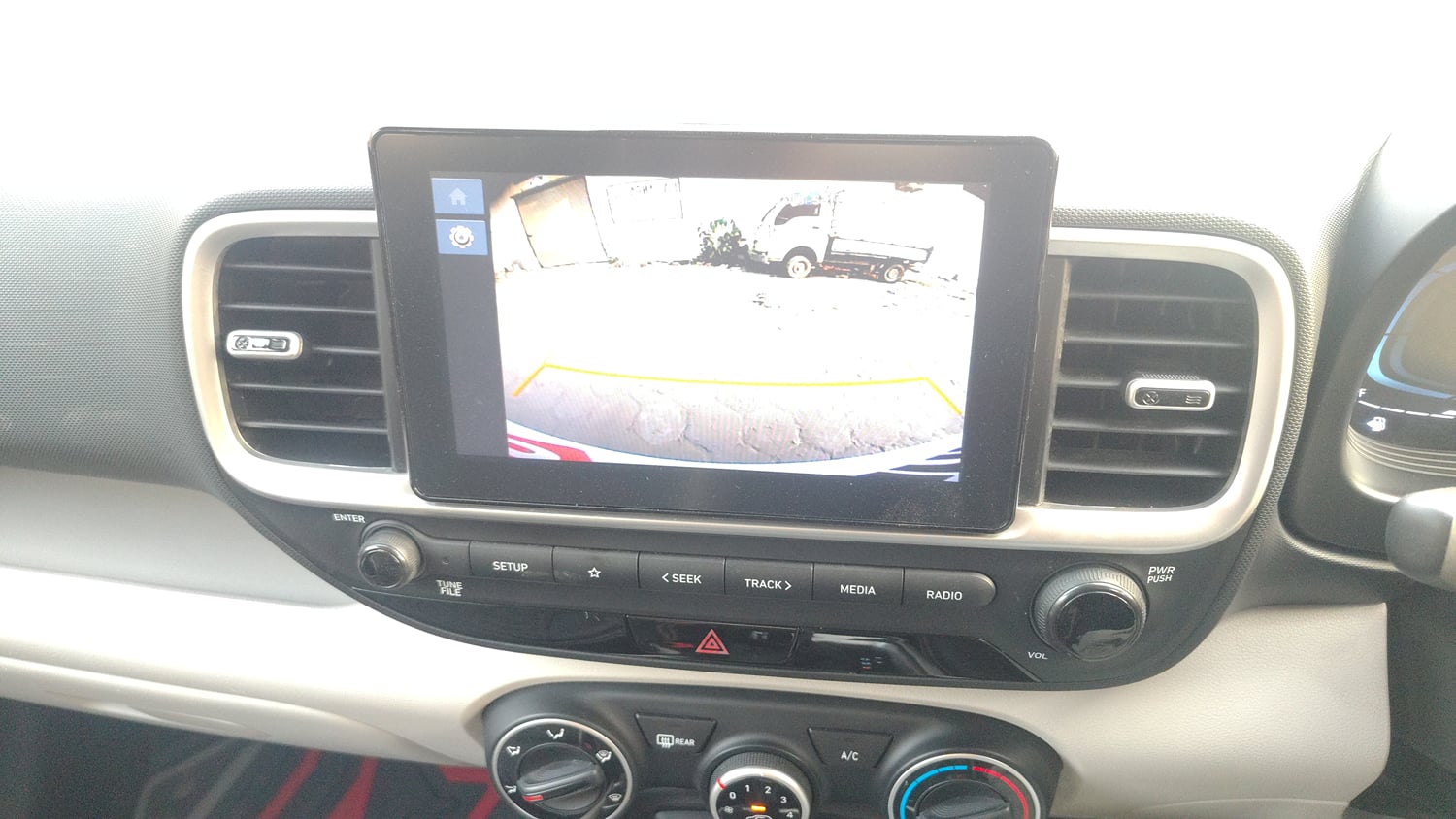 Used 2023 Hyundai Venue S (O) 1.0 Turbo DCT Petrol Automatic top_features Rear camera