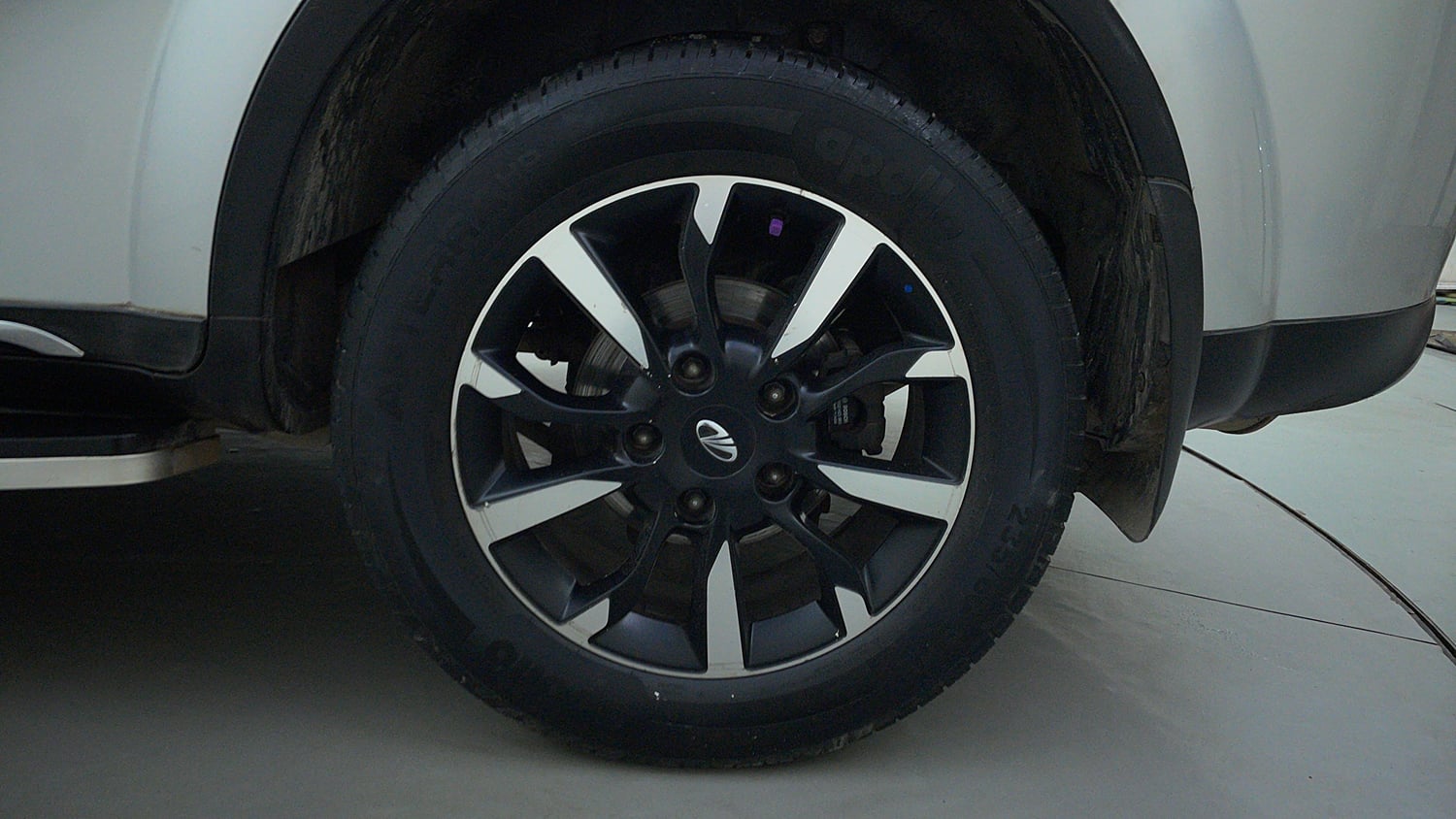 Used 2018 Mahindra XUV500 W11 AT Diesel Automatic tyres LEFT REAR TYRE RIM VIEW