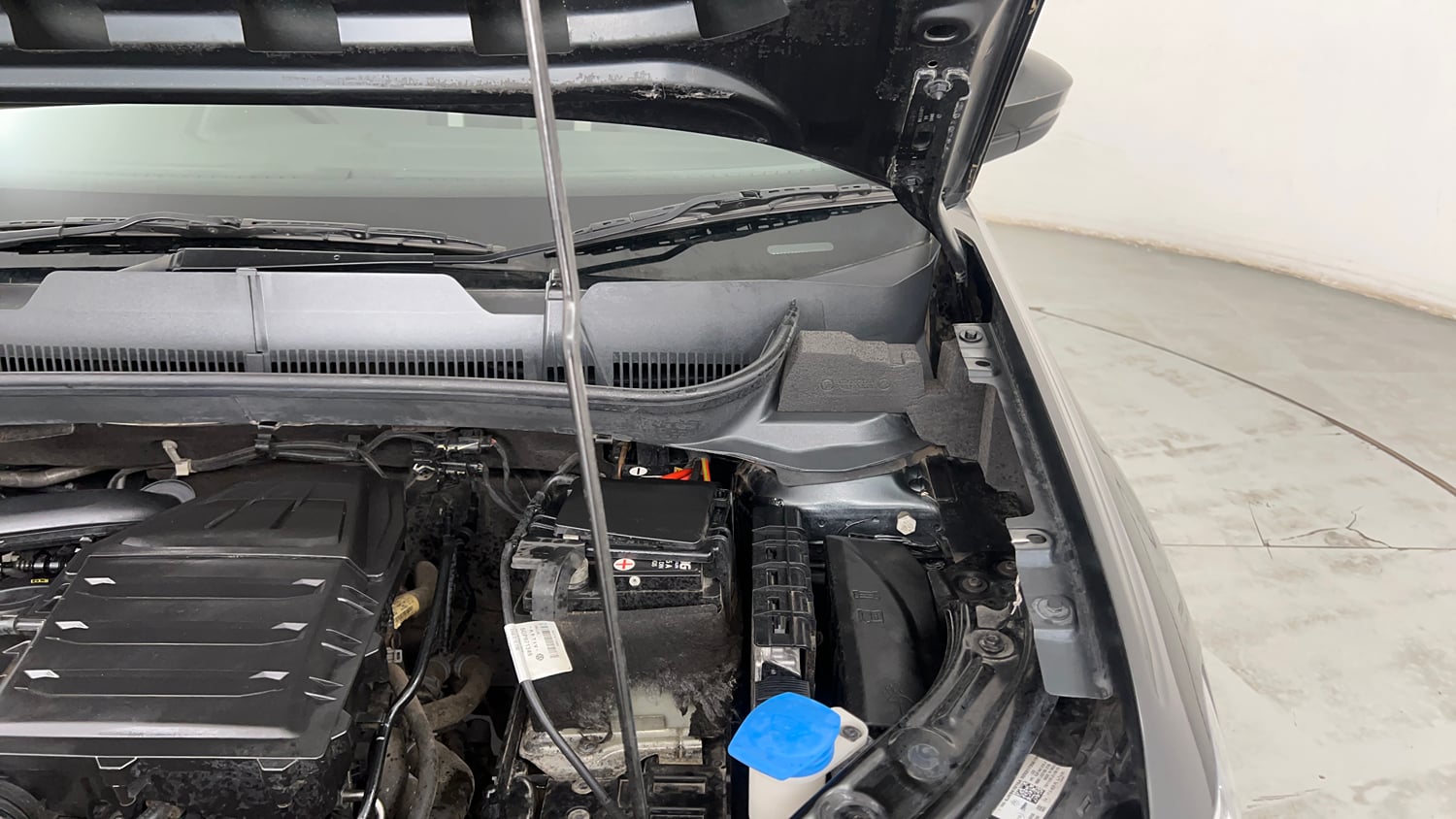 Used 2022 Volkswagen Taigun Topline 1.0 TSI MT Petrol Manual engine ENGINE LEFT SIDE HINGE & APRON VIEW