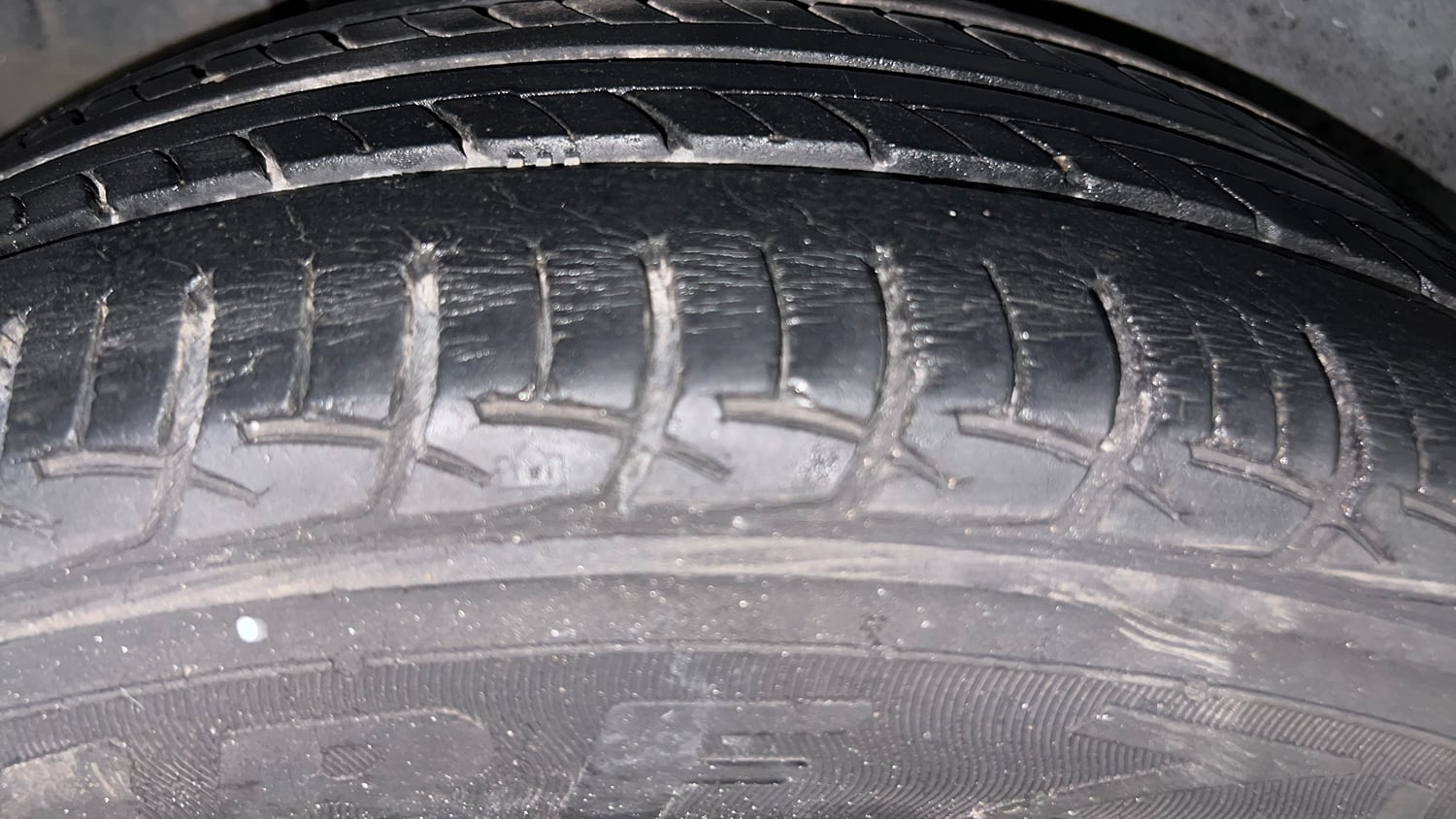 Used 2017 Maruti Suzuki Ertiga VXI Petrol Manual tyres RIGHT REAR TYRE TREAD VIEW