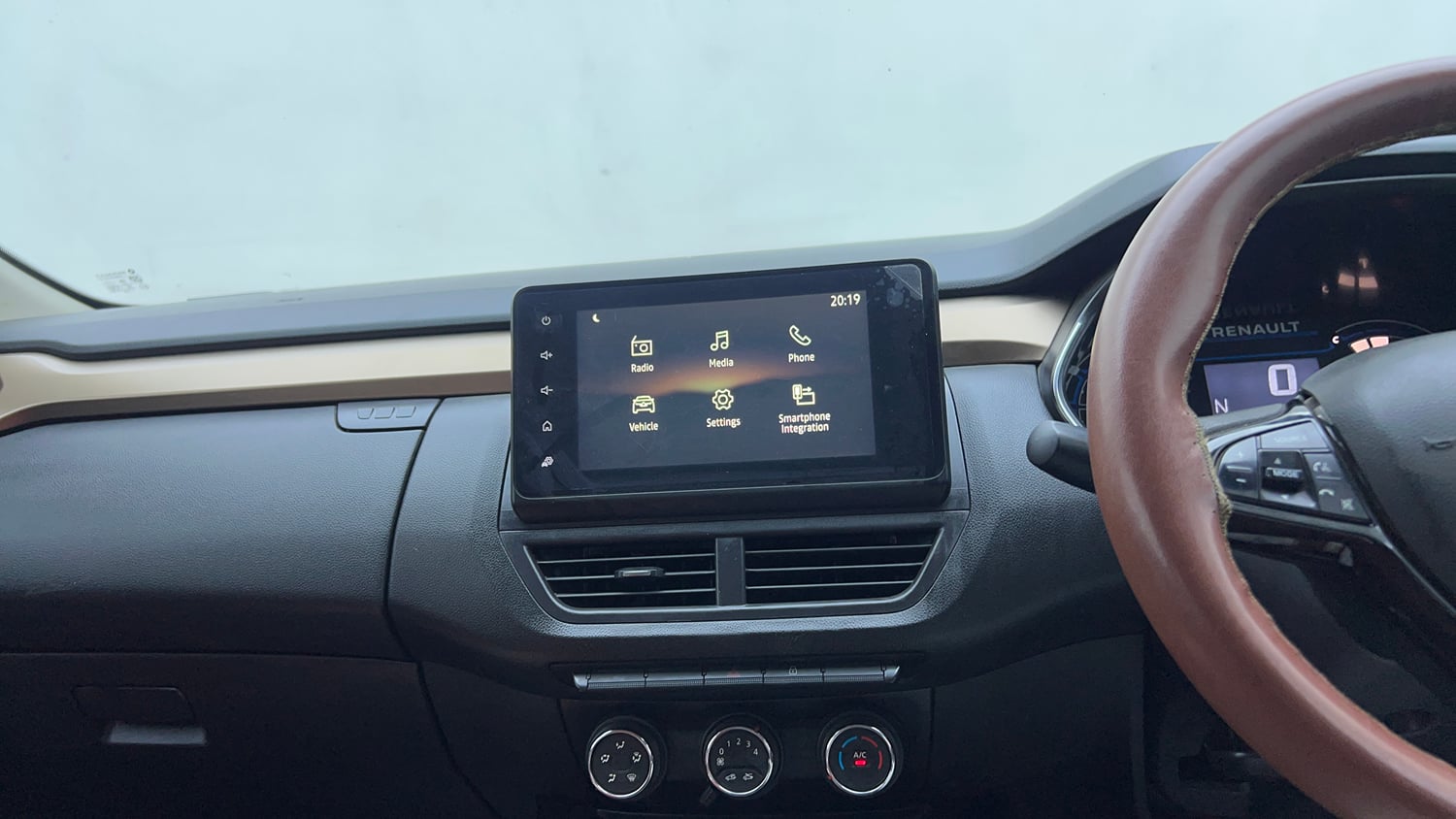 Used 2022 Renault Kiger RXT (O) AMT Petrol Automatic interior MUSIC SYSTEM & AC CONTROL VIEW