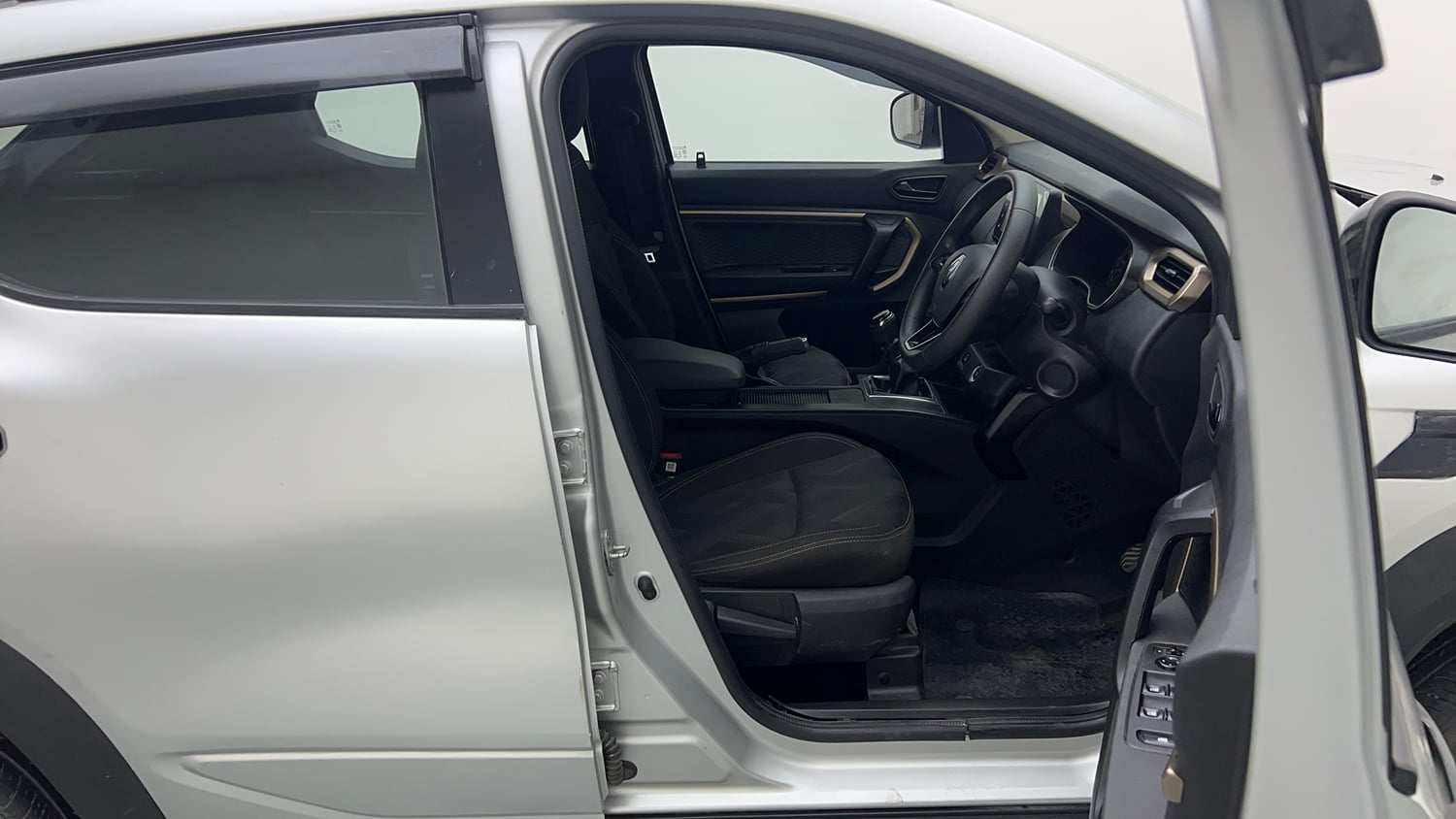 Used 2022 Renault Kiger RXT (O) MT Petrol Manual interior RIGHT SIDE FRONT DOOR CABIN VIEW