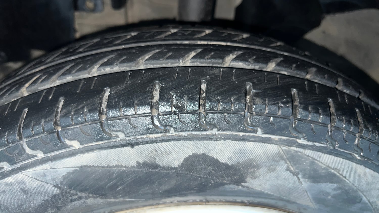 Used 2016 Renault Kwid RXT CNG (Outside Fitted) Cng Manual tyres LEFT FRONT TYRE TREAD VIEW
