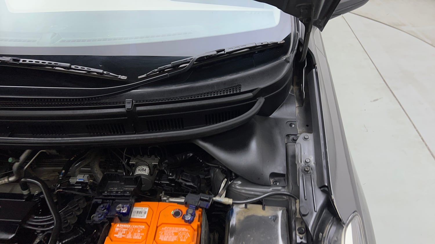 Used 2017 Hyundai Elite i20 Sportz 1.2 Petrol Manual engine ENGINE LEFT SIDE HINGE & APRON VIEW