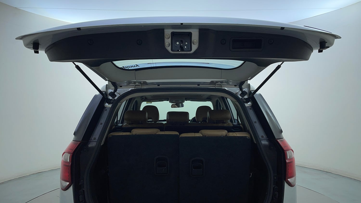 Used 2018 Mahindra XUV500 W11 AT Diesel Automatic interior DICKY DOOR OPEN VIEW