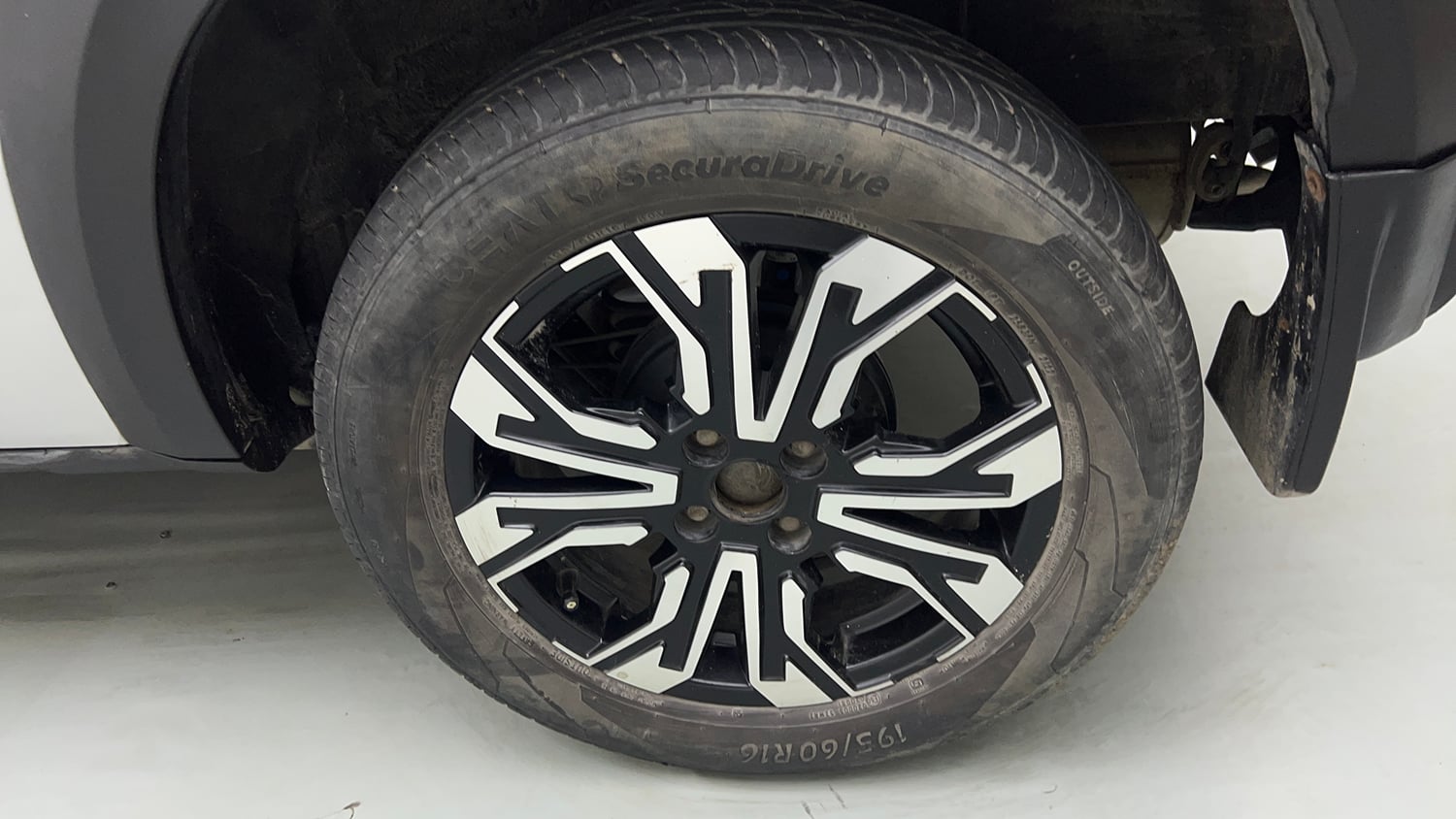 Used 2022 Renault Kiger RXT (O) MT Petrol Manual tyres LEFT REAR TYRE RIM VIEW