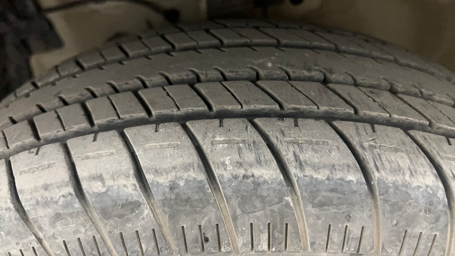 Used 2014 Maruti Suzuki Swift ZXi Petrol Manual tyres LEFT FRONT TYRE TREAD VIEW