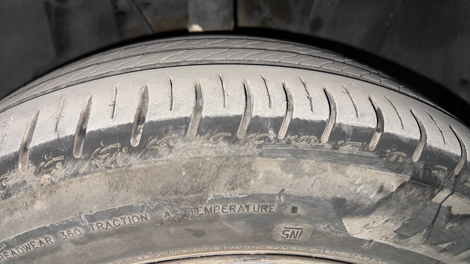 Used 2024 Tata Altroz XTA Petrol Petrol Automatic tyres RIGHT FRONT TYRE TREAD VIEW