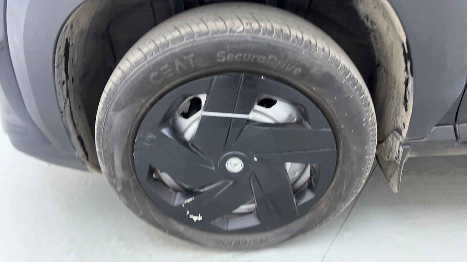 Used 2024 Nissan Magnite XE AMT Petrol Automatic tyres LEFT FRONT TYRE RIM VIEW