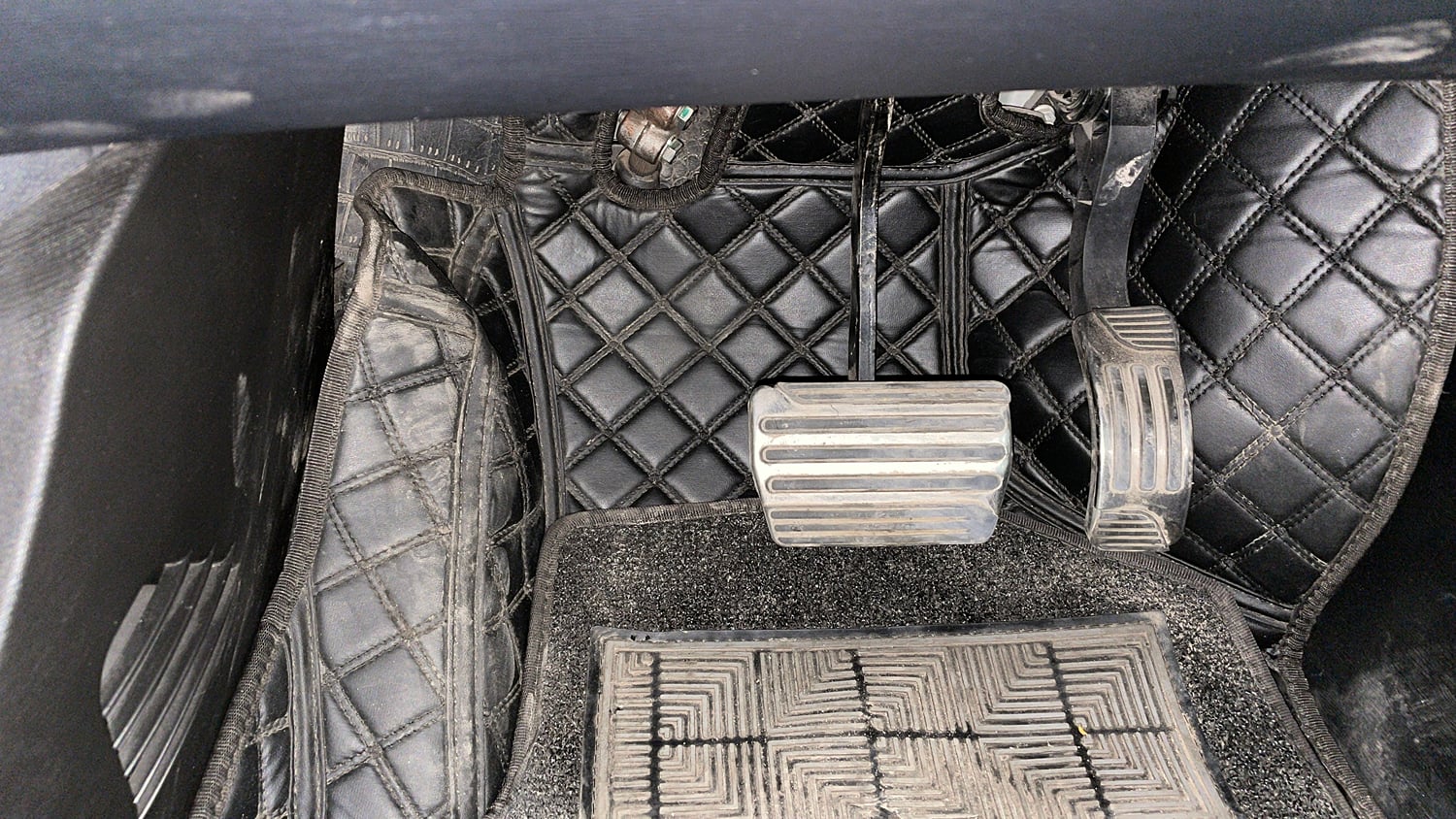 Used 2018 Mahindra XUV500 W11 AT Diesel Automatic interior PEDALS VIEW