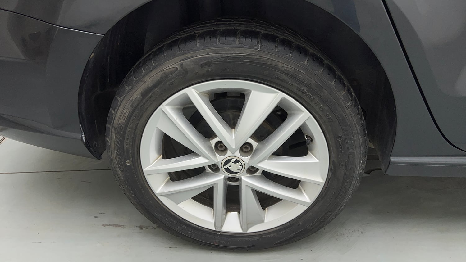 Used 2018 Skoda Rapid Style 1.6 MPI Petrol Manual tyres RIGHT REAR TYRE RIM VIEW