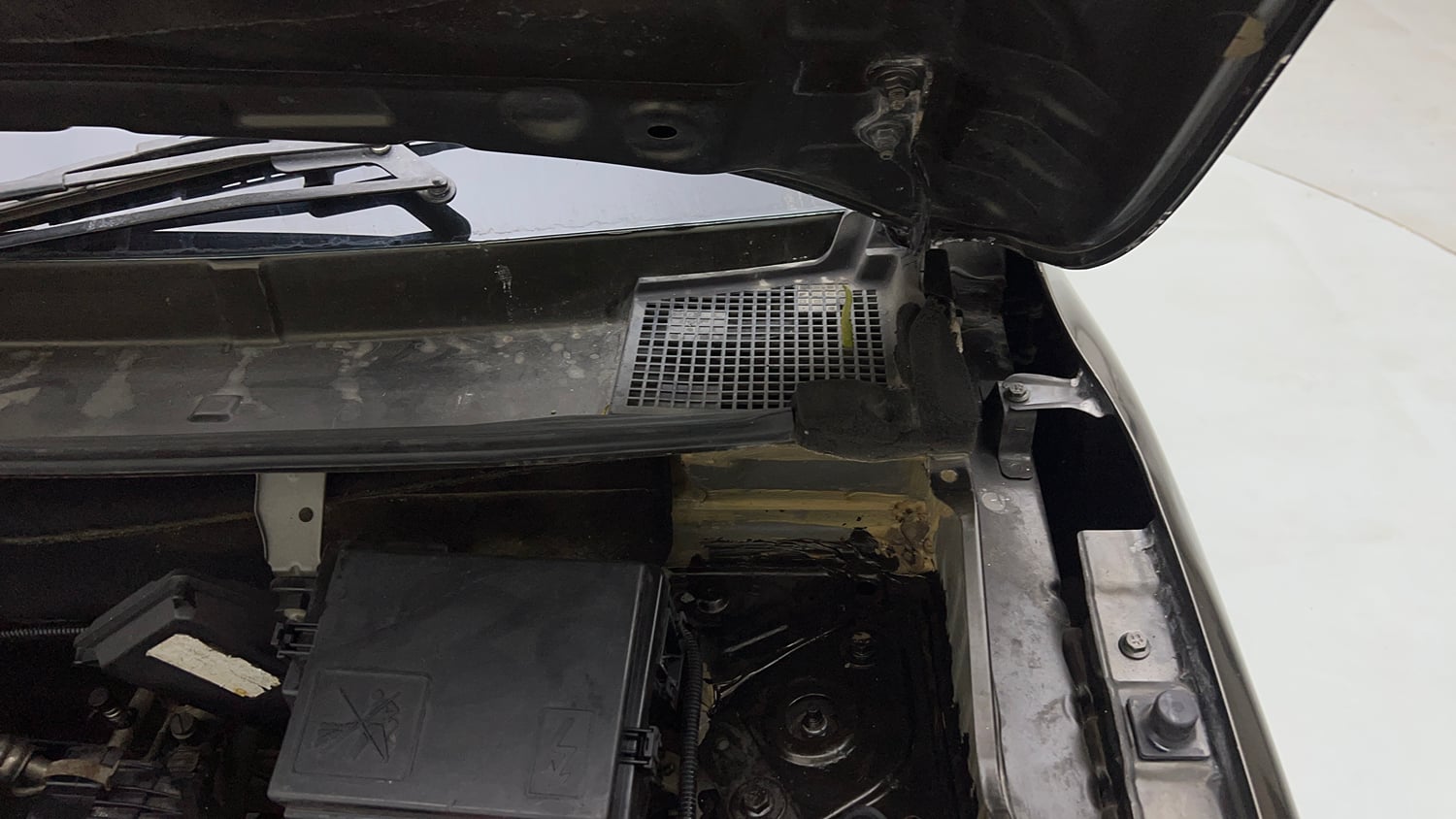 Used 2016 Renault Kwid RXT CNG (Outside Fitted) Cng Manual engine ENGINE LEFT SIDE HINGE & APRON VIEW