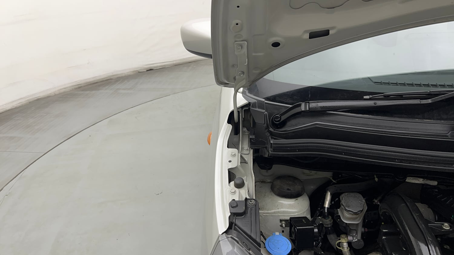 Used 2023 Maruti Suzuki Wagon R VXI 1.0 Petrol Manual engine ENGINE RIGHT SIDE HINGE & APRON VIEW
