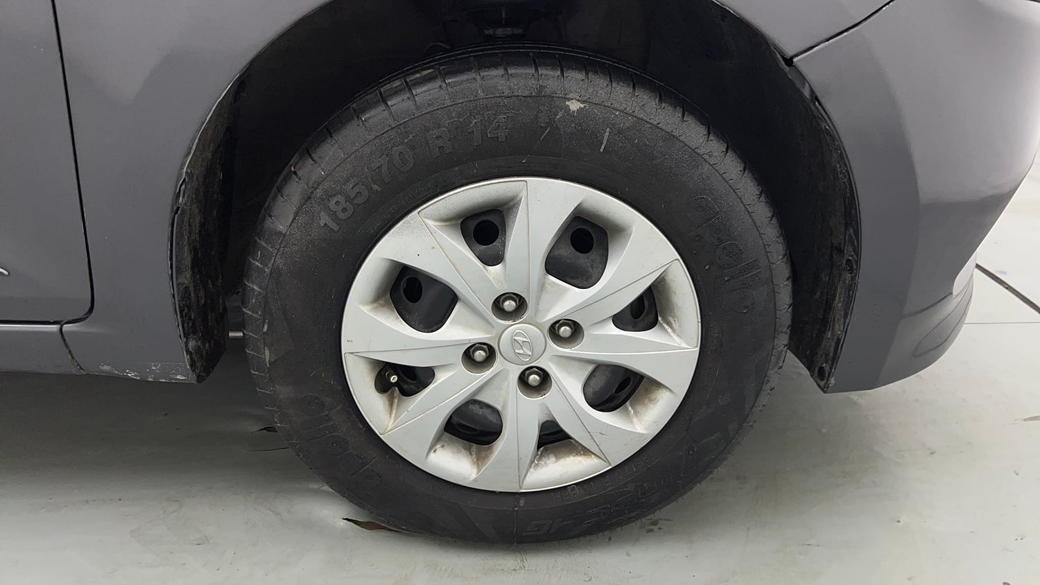 Used 2017 Hyundai Elite i20 Sportz 1.2 Petrol Manual tyres RIGHT FRONT TYRE RIM VIEW
