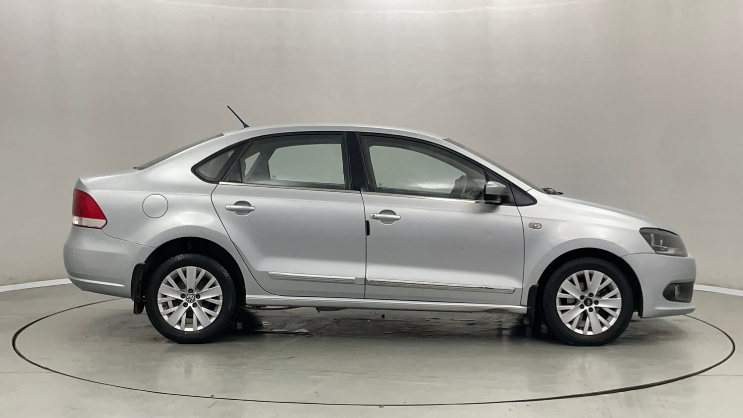 Used 2015 Volkswagen Vento Highline Diesel Diesel Manual exterior RIGHT SIDE VIEW